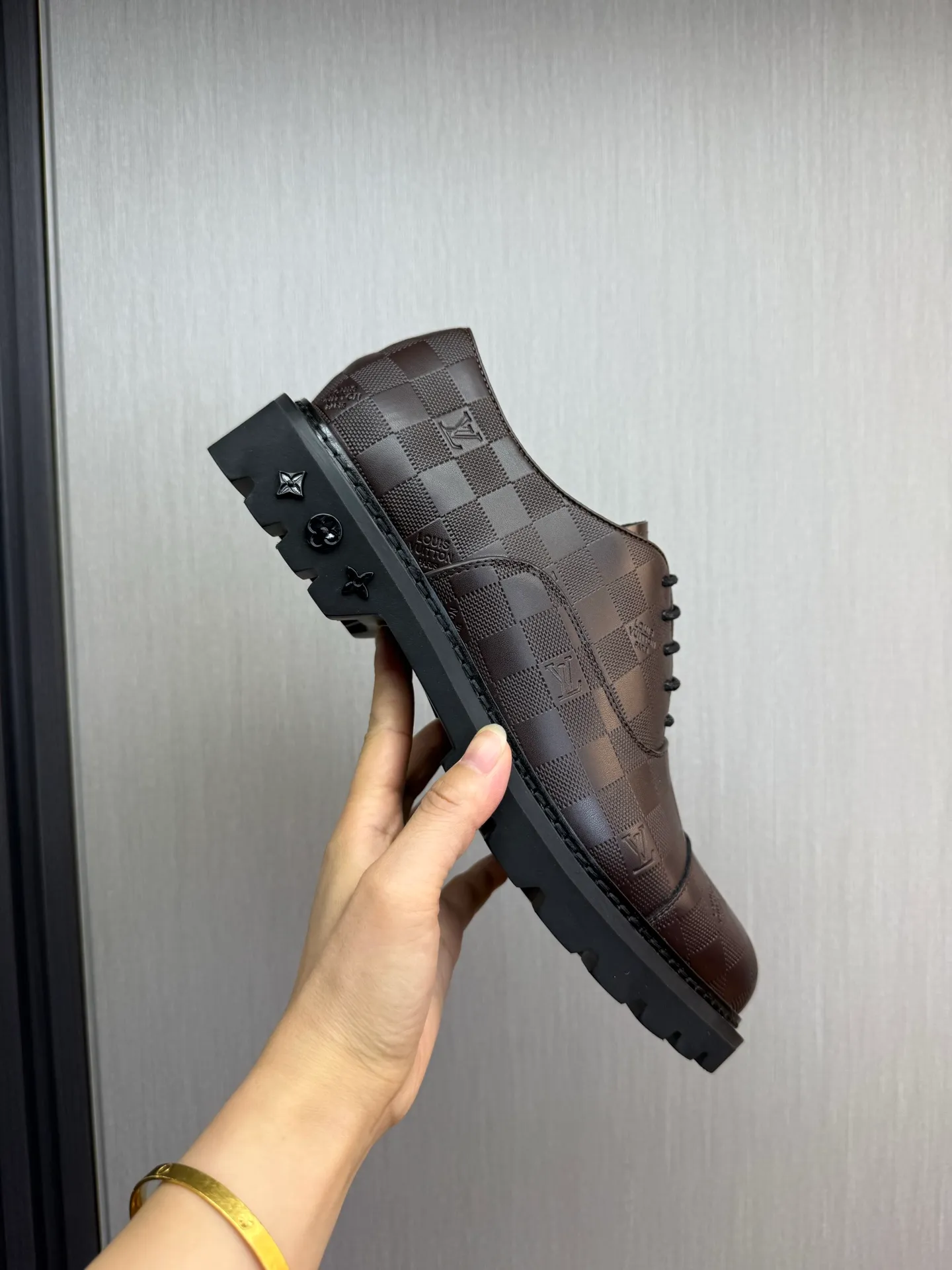 Men's shoes 💰900💰 LV. Men's casual lace-up leather shoes, the latest hot style 🔥 1:1 original purchase quality, top quality goods ⬆️The upper is imported open-edge beaded cowhide, cowhide, and cow suede. The hand-made three-dimensional stitching highlights the round toe design. The inner foot pads are all imported cowhide, with the original wear-resistant foam outsole, matching code 39-44, (38, 45 custom-made, non-refundable)